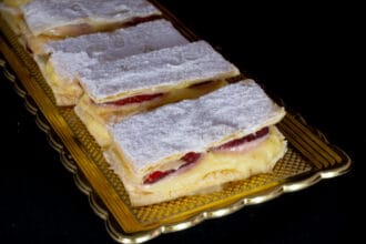 Torta sfoglia crema e fragole con un cuore cremoso, profumato e primaverile