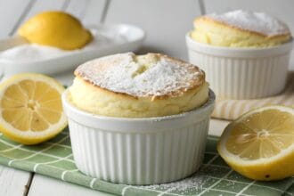 Soufflé al limone: un dolce al cucchiaio che è pura poesia
