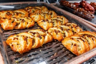 Treccina mele e noci: deliziose briochine di pasta sfoglia
