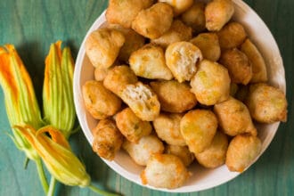 Zeppoline di fiori di zucca, impossibile resistere! Una tira l’altra