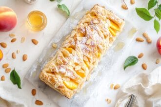 Strudel di pesche: lo preparo con le mandorle e gli amaretti