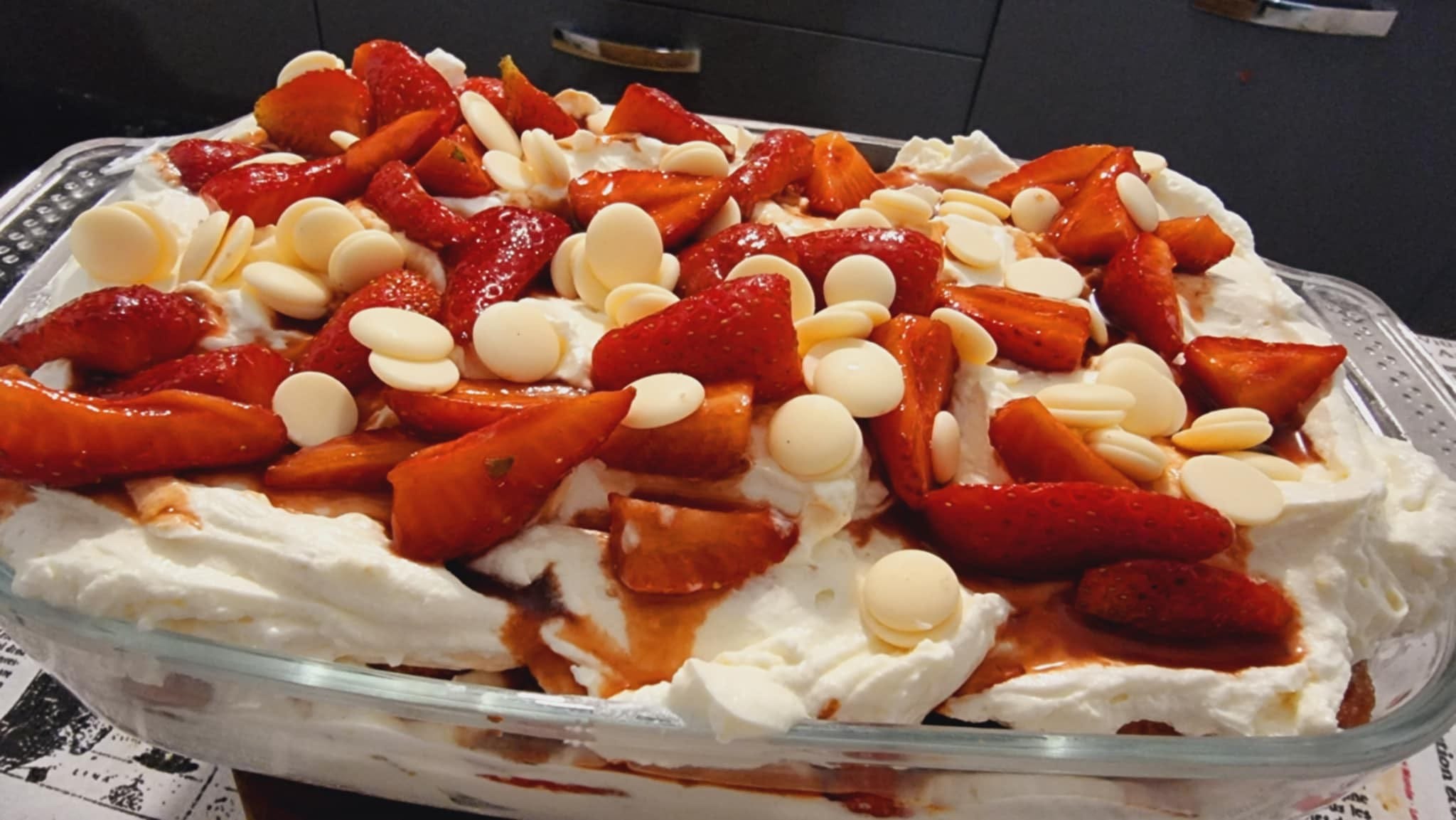 Semifreddo fragole e cioccolato bianco: lo preparo senza uova e senza cottura