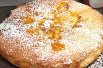 Crostata morbida alla marmellata: senza stendere la frolla, si fa al cucchiaio