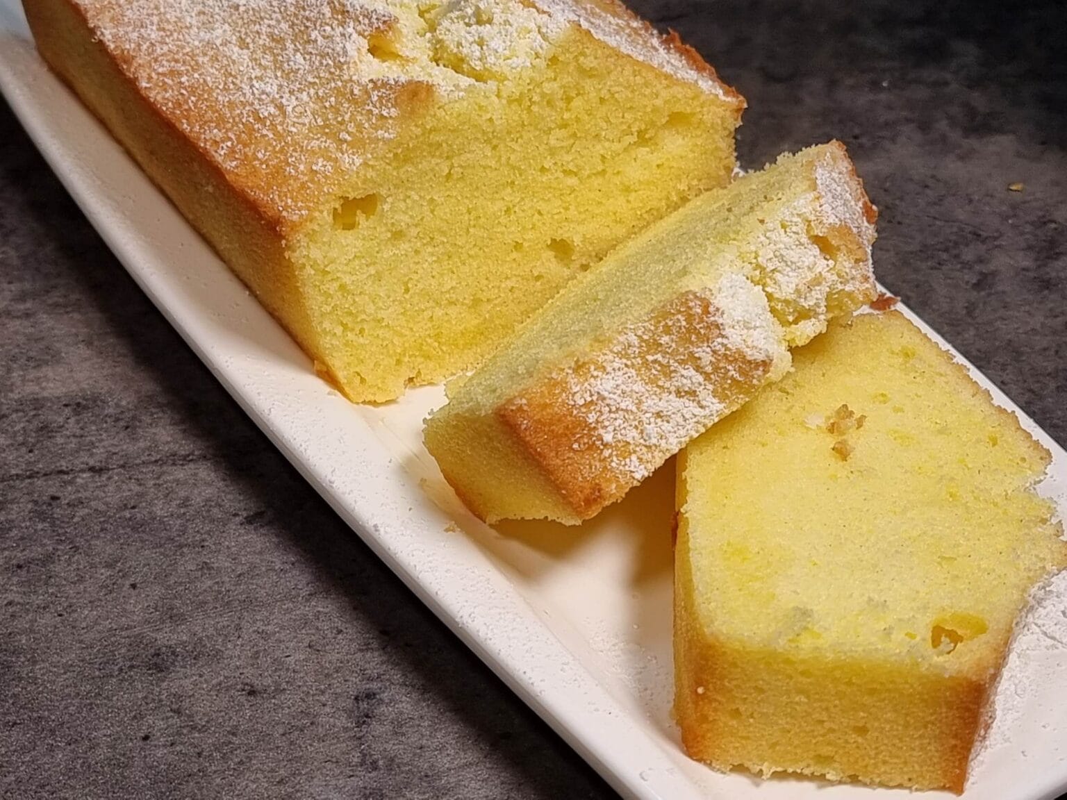 Plumcake all'arancia ma con farina di riso: sofficissimo, senza glutine (pronto in 30 minuti)