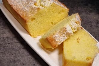 Plumcake all'arancia ma con farina di riso: sofficissimo, senza glutine (pronto in 30 minuti)