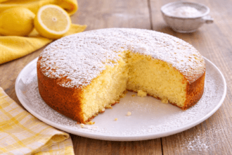 Torta 7 vasetti: il trucco della pasticceria che la rende altissima e sofficissima