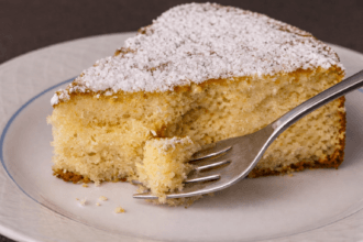 Dolce senza uova: la torta soffice che si prepara in pochi minuti