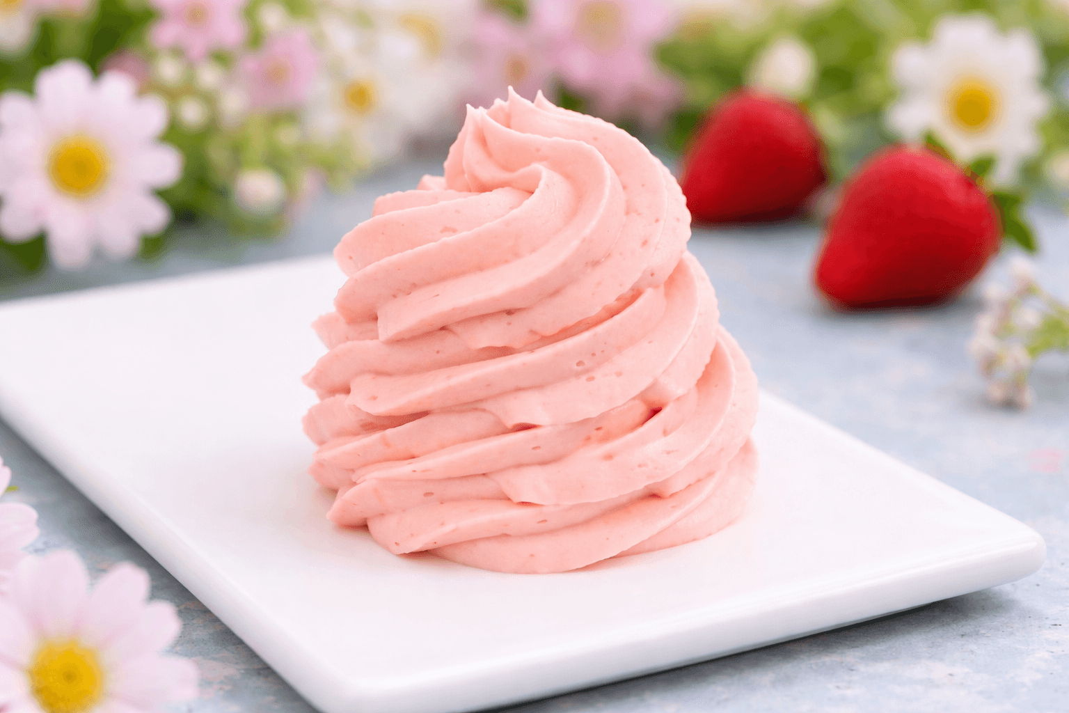 Crema alle fragole soffice e stabile: perfetta per farcire e decorare i dolci