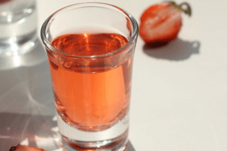 Fragolino fatto in casa: il liquore alle fragole delizioso!