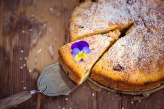 Torta di mele soffice con viole: il dolce primaverile che profuma di limone e fiori