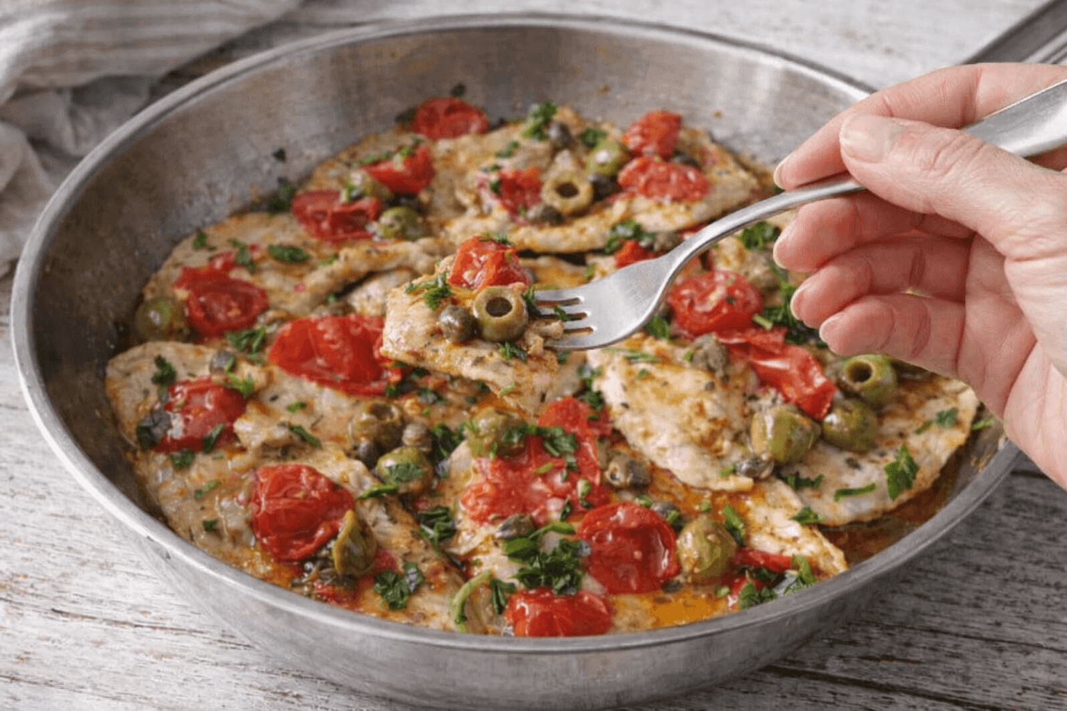 Petto di pollo alla mediterranea: semplice, profumato e pronto in pochi minuti