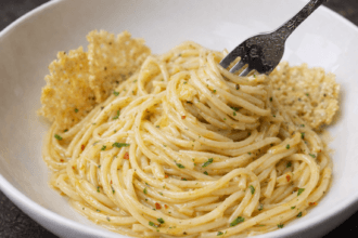 Spaghetti aglio e olio cremosi con chips di Parmigiano: una versione che sta facendo impazzire tutti!