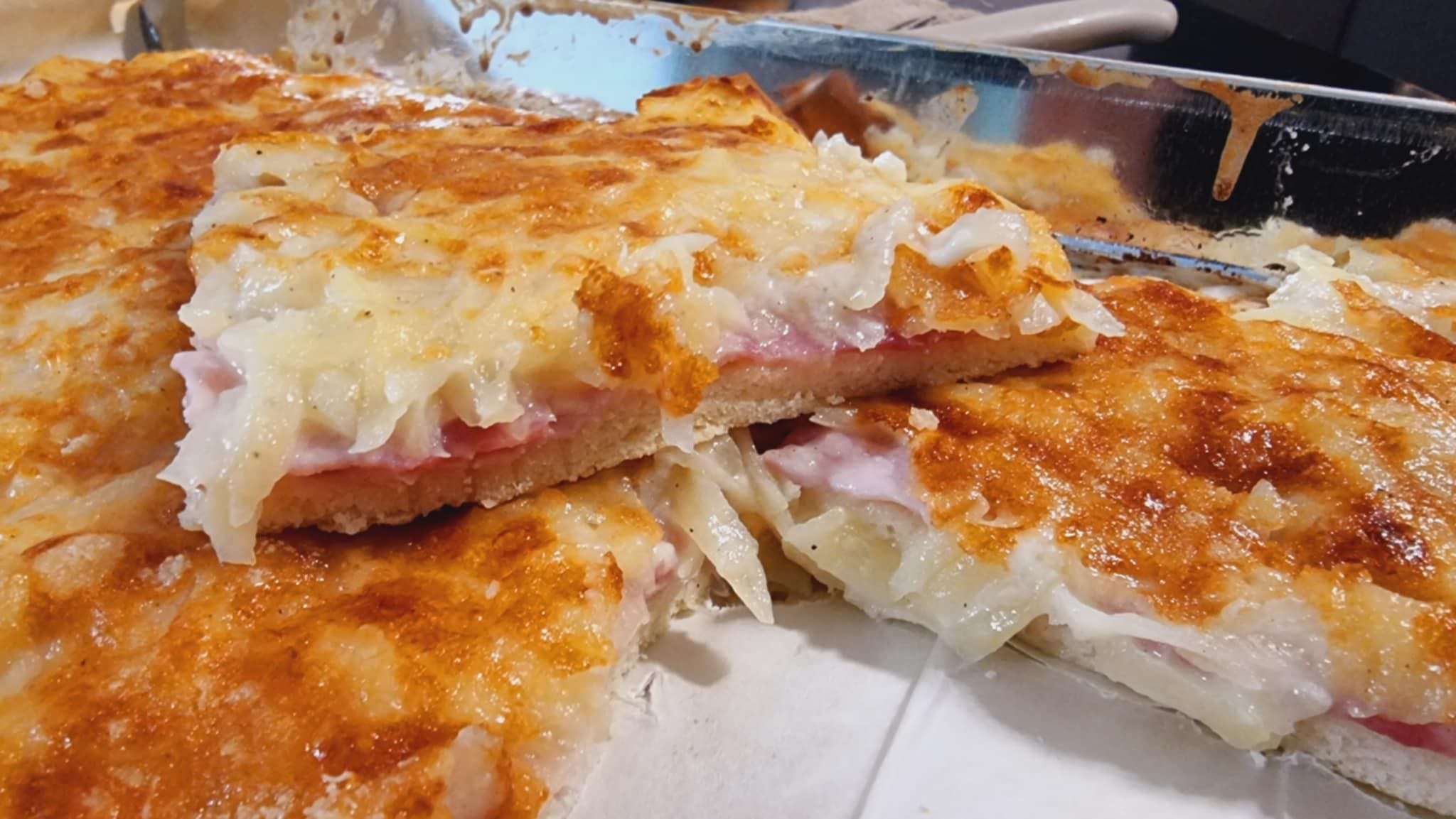 Torta rustica di Pasquetta: con patate filanti e prosciutto: veloce e irresistibile!