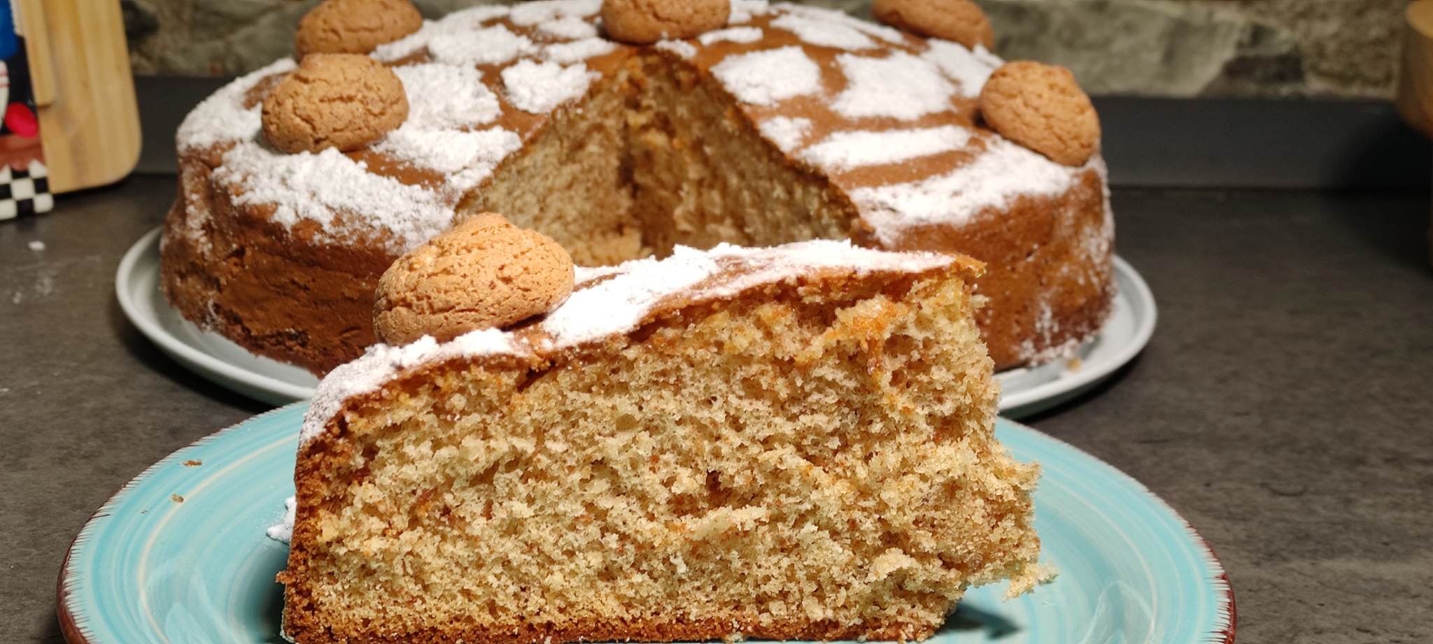 Il Dolce della Domenica di Mia Madre: la Torta agli Amaretti Soffice che Profuma di Casa