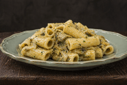 Pasta con i carciofi cremosa mantecata con pecorino e parmigiano: il primo piatto elegante che profuma di primavera