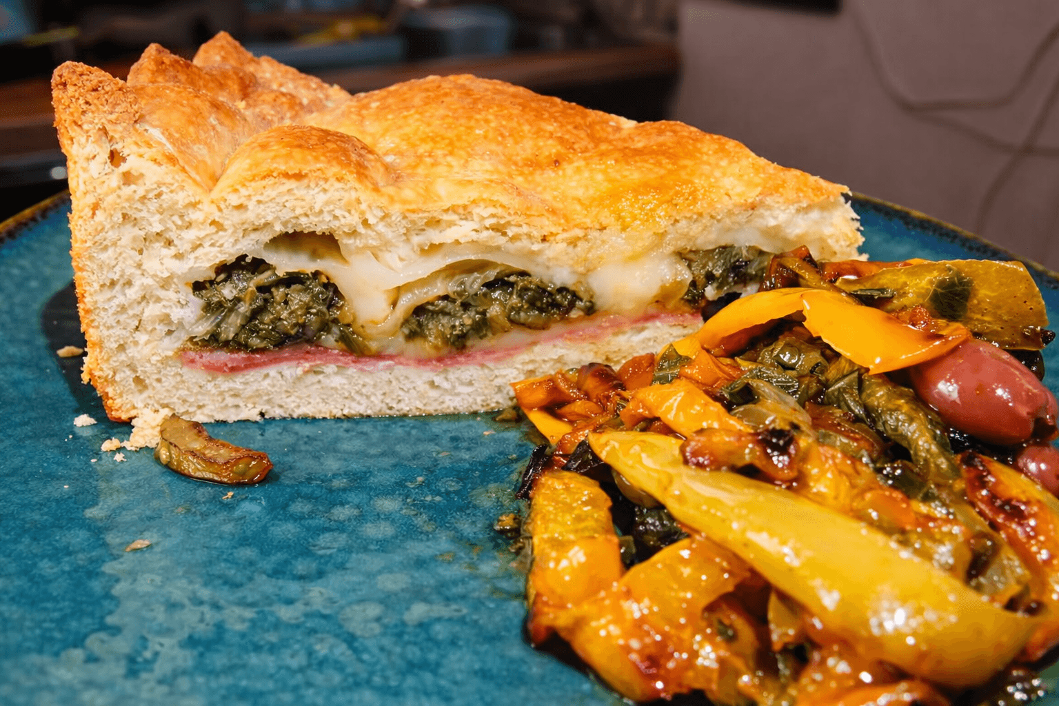 Torta rustica con scarola saltata in padella, prosciutto e caciocavallo