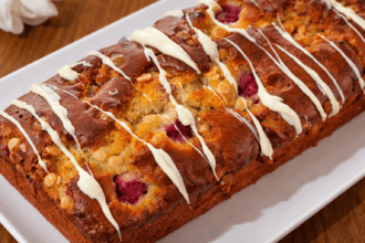 Torta fragole e cioccolato bianco: alta, soffice e irresistibile (perfetta per la primavera)