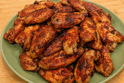 Ali di pollo croccanti al forno: la ricetta furba con yogurt e maionese che sta conquistando tutti