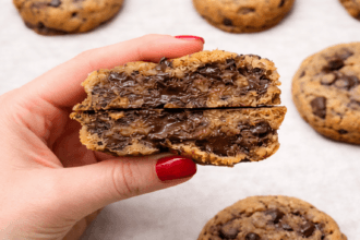 Cookies al cioccolato super morbidi: alti, golosi e pieni di gocce fondenti
