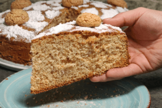 Il Dolce della Domenica di Mia Madre: la Torta agli Amaretti Soffice che Profuma di Casa
