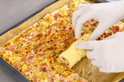 Focacella veloce in teglia: prosciutto, formaggio e cipolla… sparisce in 10 minuti