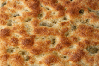 Focaccia alle olive super morbida: alta, alveolata e con salamoia perfetta