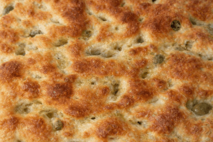Focaccia alle olive super morbida: alta, alveolata e con salamoia perfetta