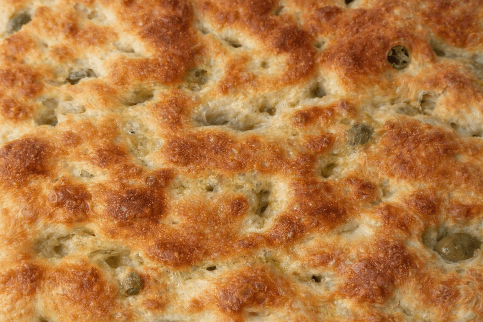 Focaccia alle olive super morbida: alta, alveolata e con salamoia perfetta