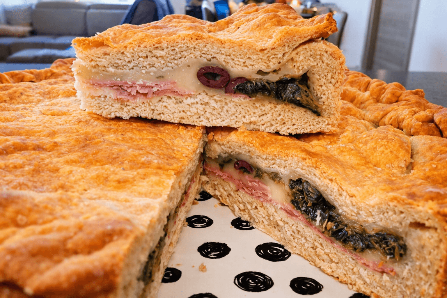Torta rustica con scarola saltata in padella, prosciutto e caciocavallo