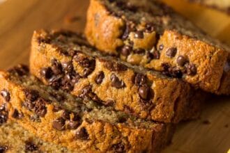 Torta con banane mature e gocce di cioccolato: soffice, profumata e perfetta per non sprecare nulla