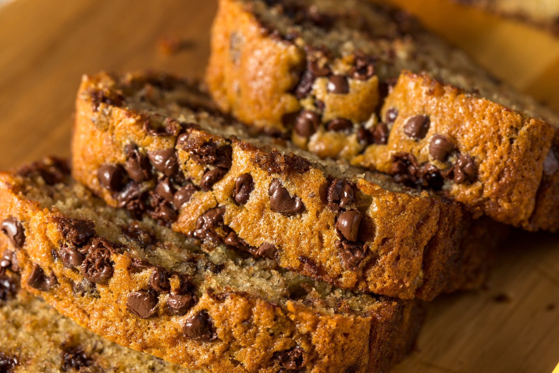 Torta con banane mature e gocce di cioccolato: soffice, profumata e perfetta per non sprecare nulla