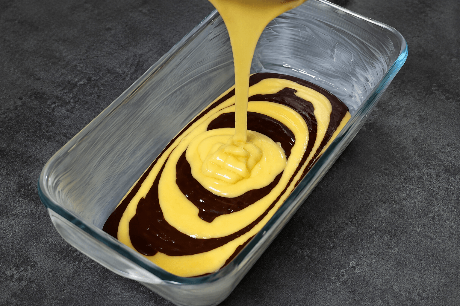 Plumcake marmorizzato, la ricetta di mia nonna: per impastarlo basta una frusta