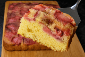 Torta capovolta alle fragole: il dolce soffice che tutti stanno preparando in questo periodo