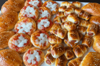 Pizzette e rustici da rosticceria: la ricetta perfetta per buffet, compeanni e merenda