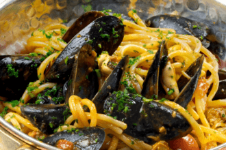 Spaghetti con cozze e pomodorini: il primo piatto estivo semplice e irresistibile