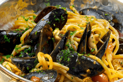 Spaghetti con cozze e pomodorini: il primo piatto estivo semplice e irresistibile