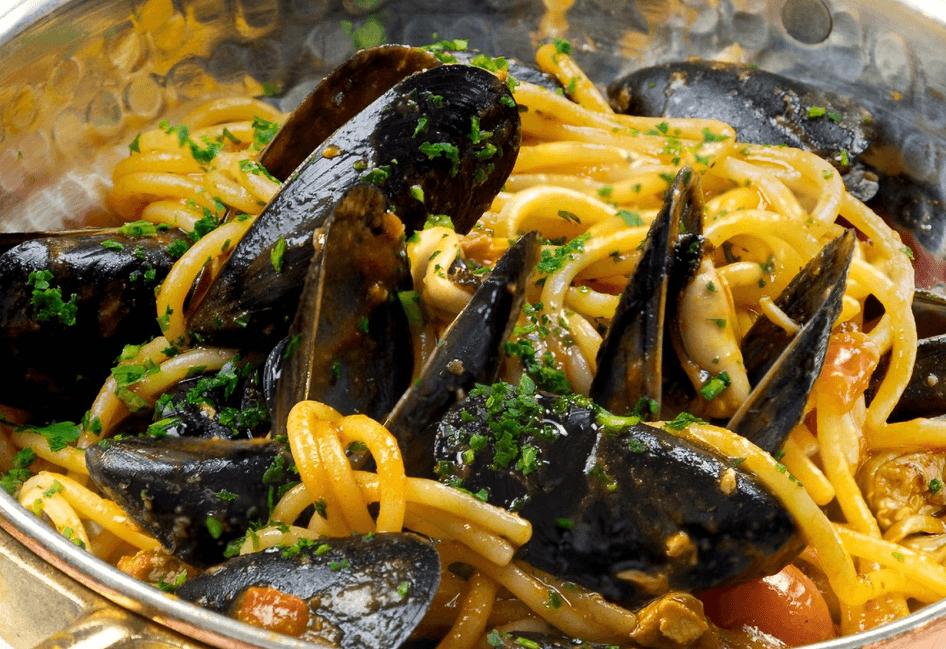Spaghetti con cozze e pomodorini: il primo piatto estivo semplice e irresistibile