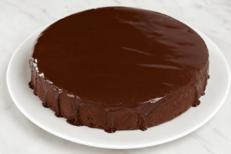 Torta cremosa al mascarpone e cioccolato: si scioglie in bocca ed è facilissima da preparare