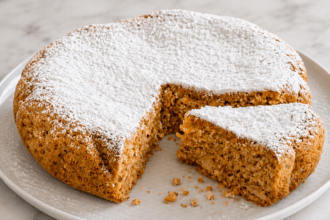 Torta alle mandorle senza latte, burro e olio: la ricetta semplice che resta soffice per giorni