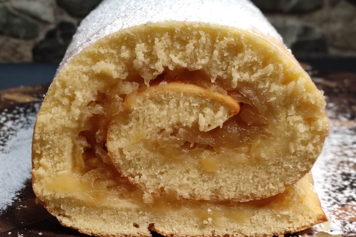 Rotolo di mele soffice e leggero: appena lo cuoci lo arrotoli subito, è già farcito!