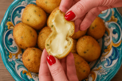 Polpette di patate filanti: croccanti fuori e dal cuore morbido!