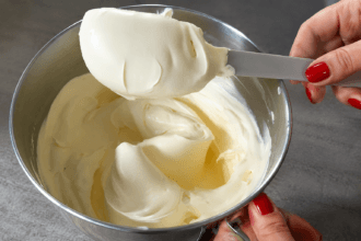 Crema al cioccolato bianco, ottima per decorazioni, per farcire e per fantastici dolci al cucchiaio!
