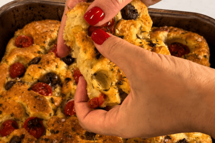Focaccia Morbida con Pomodorini e Olive: la Ricetta Facile Senza Impastare