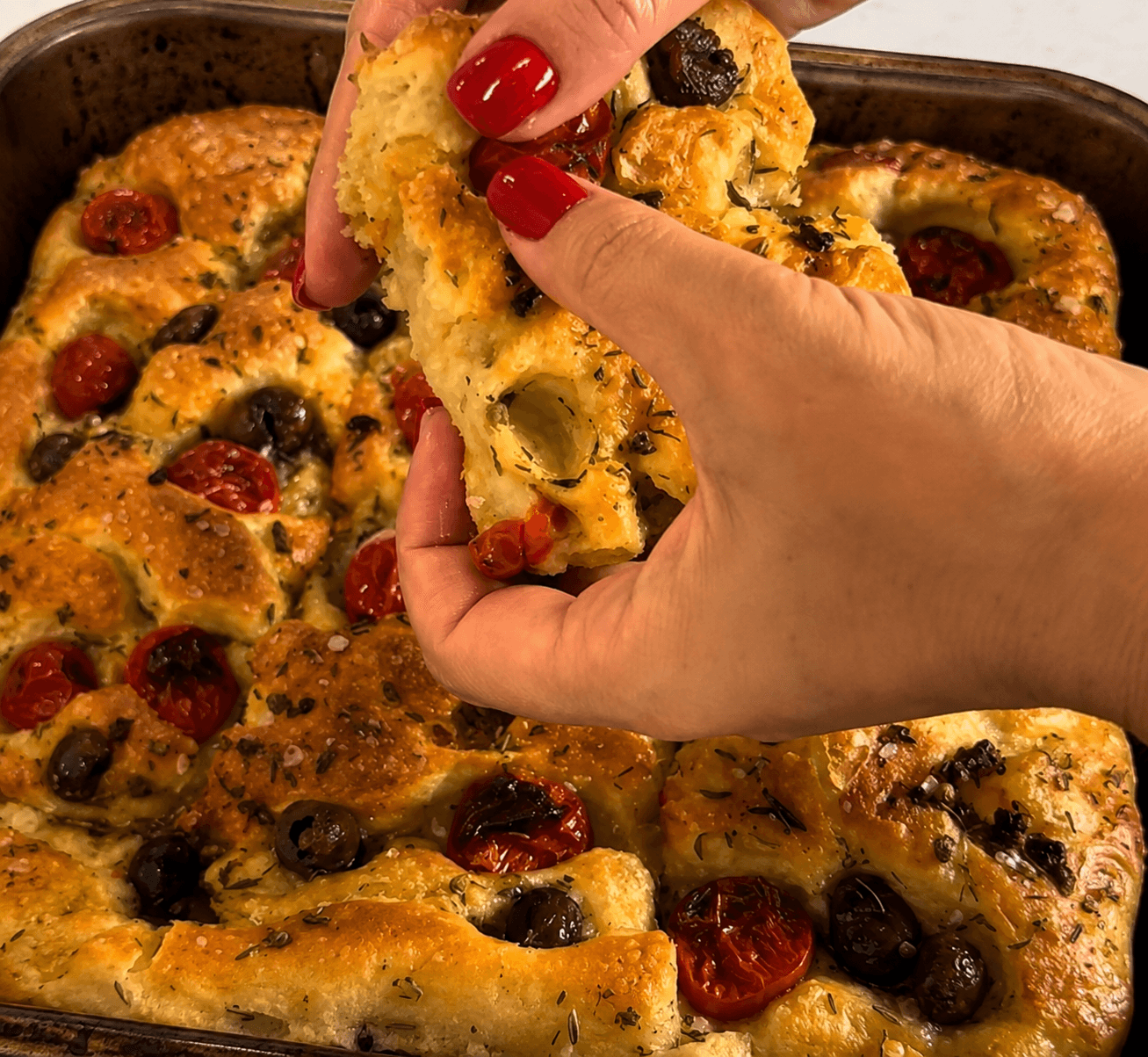 Focaccia Morbida con Pomodorini e Olive: la Ricetta Facile Senza Impastare