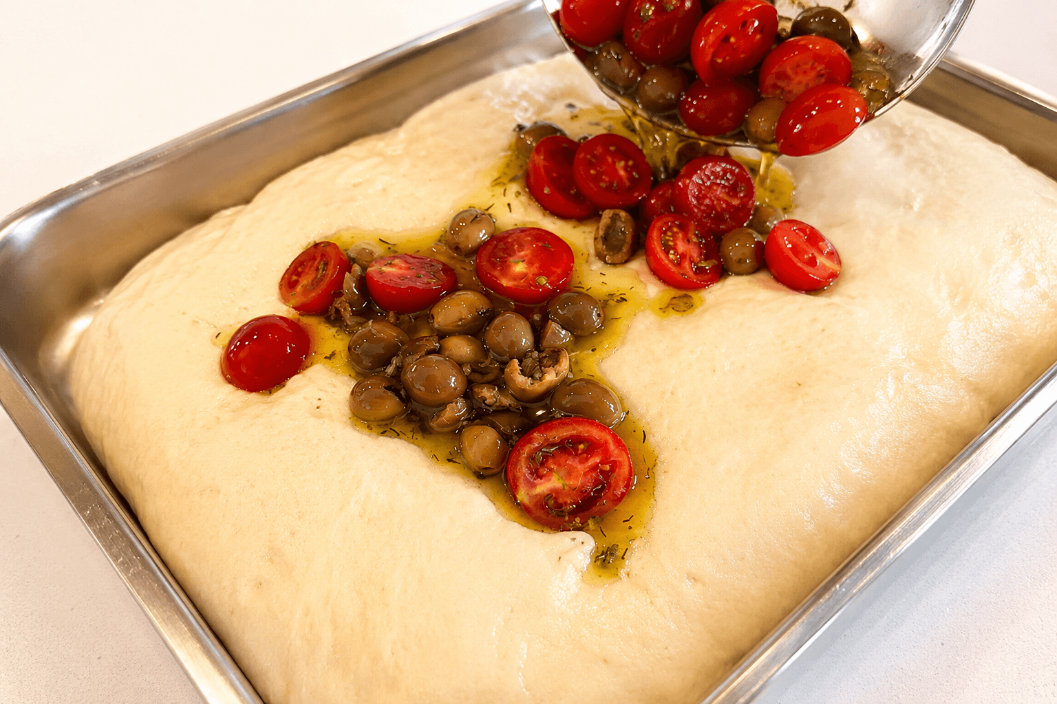 Focaccia Morbida con Pomodorini e Olive: la Ricetta Facile Senza Impastare