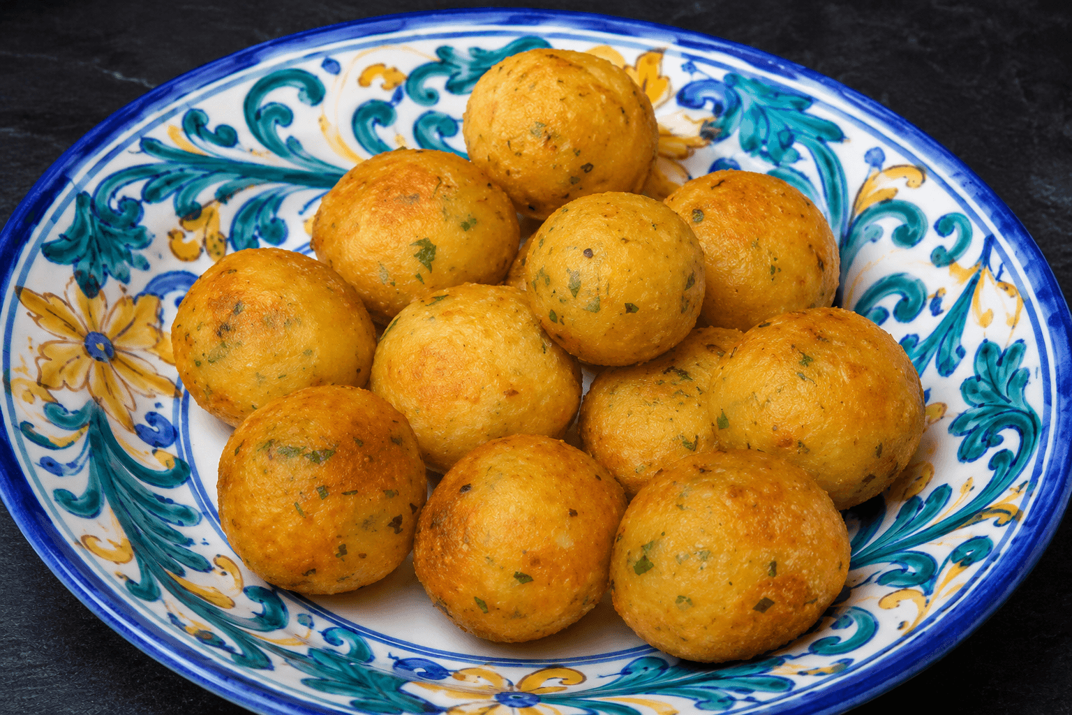 Polpette di patate filanti: croccanti fuori e dal cuore morbido!