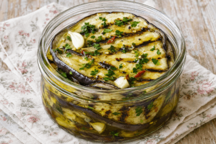 Melanzane arrostite sott’olio: saporite, profumate e perfette per l’antipasto