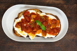 Pomodorini confit al forno con aglio ed erbe aromatiche: la ricetta facile e saporita
