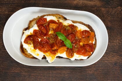 Pomodorini confit al forno con aglio ed erbe aromatiche: la ricetta facile e saporita
