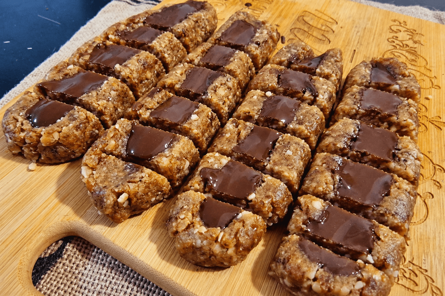 Dolcetti di noci e datteri al cioccolato: senza zuccheri aggiunti e senza cottura